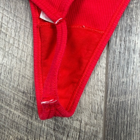 VS Red Ribbed V String Thong - Picture 2 of 8